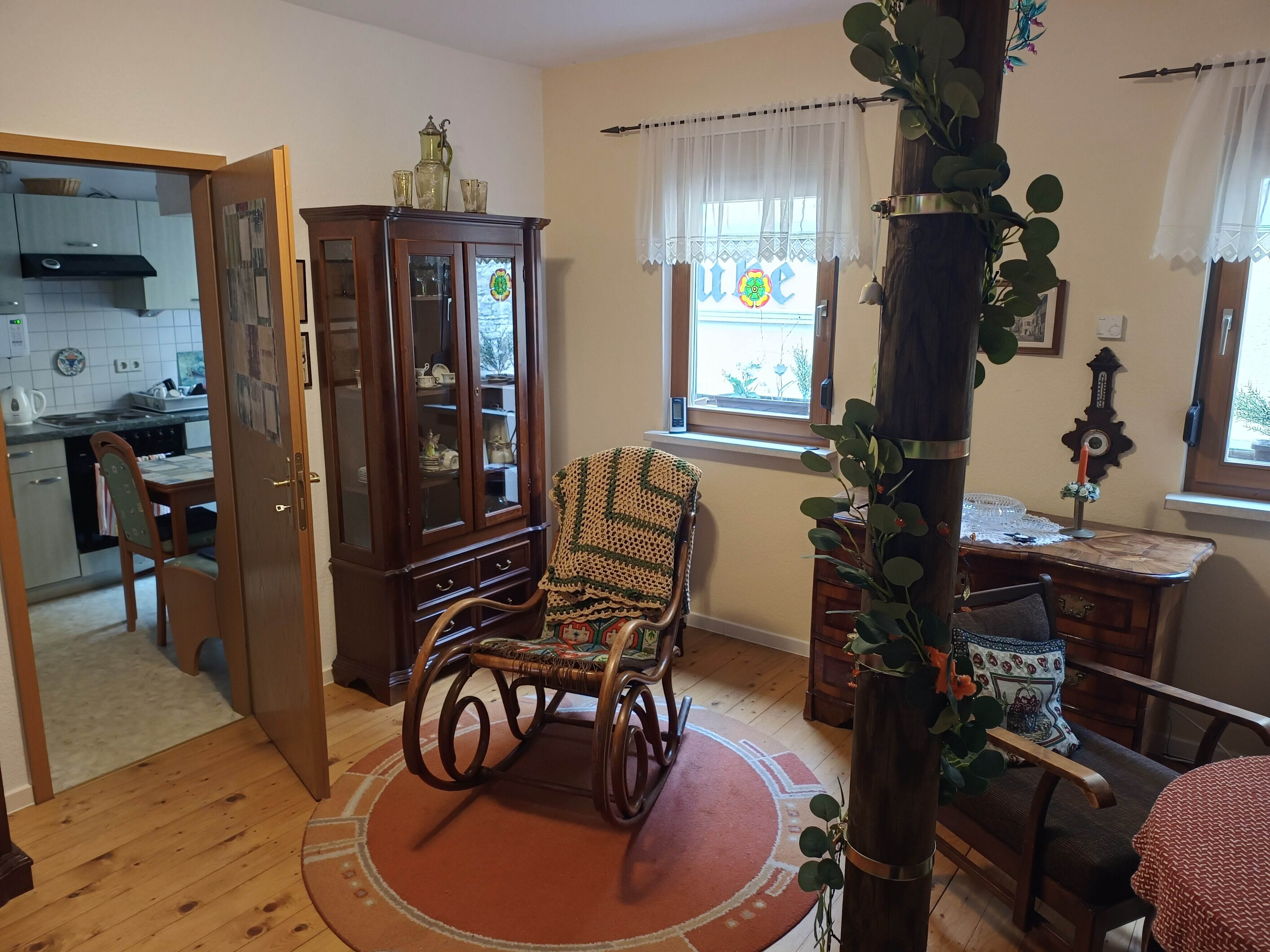 Blick Richtung Küche aus dem Wohnzimmer